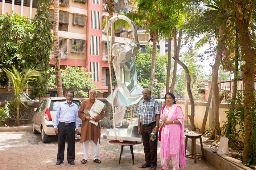 तुतारी’च्या भव्य शिल्पाच्या प्रतिकृतीसह शिल्पकार विठोबा पांचाळ, ‘कोमसाप’चे संस्थापक अध्यक्ष व ज्येष्ठ साहित्यिक मधु मंगेश कर्णिक, ‘कोमसाप’चे अध्यक्ष डॉ. महेश केळुस्कर.