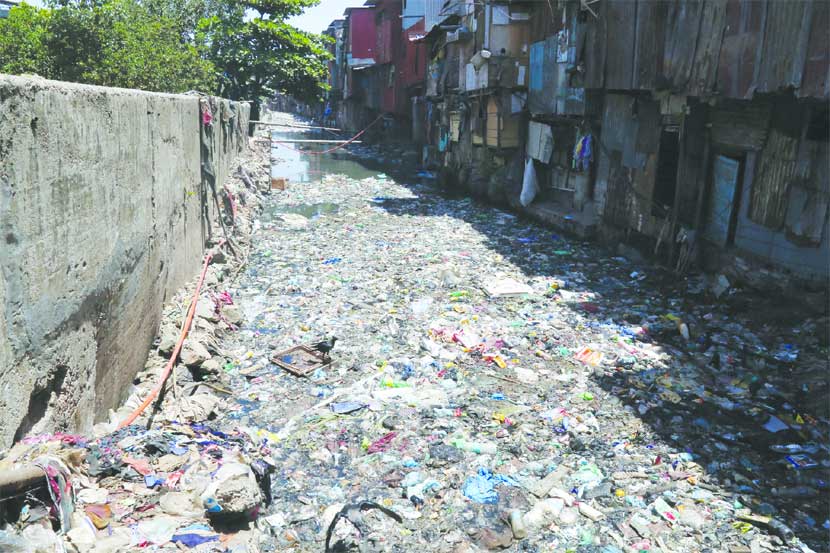 वांद्रे टर्मिनस येथील जलवाहिनीवर उभ्या असलेल्या झोपडय़ांलगतचा चमडावाडी नाला. (छाया : दिलीप कागडा)