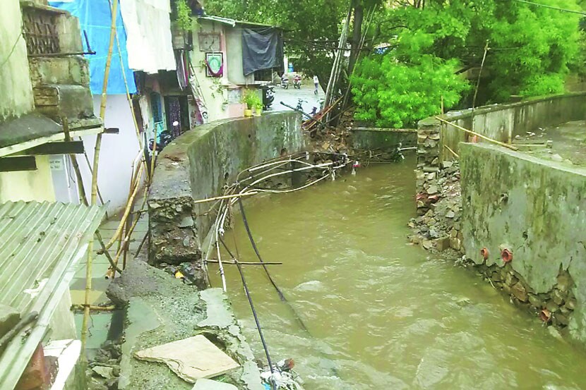 पोयसर नाल्याची भिंत कोसळली