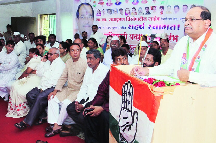 नाशिक येथे काँग्रेसच्या पदग्रहण सोहळ्यात मार्गदर्शन करताना विरोधी पक्षनेते राधाकृष्ण विखे पाटील.