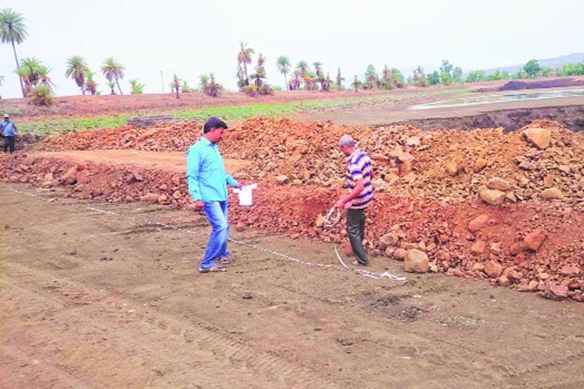 येथील पुरातन मोती तलावात मुरूम टाकण्याचे काम सुरू असल्याचे पंचनामा करताना दिसून आले.