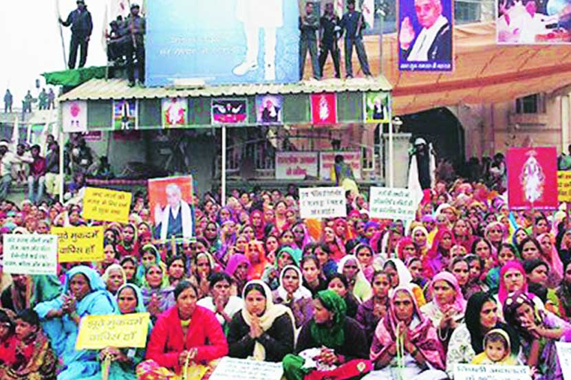 नोव्हें. २०१४ - हिसार येथील रामपालांच्या आश्रमाच्या ‘संरक्षणार्थ’ बसलेले भक्तगण.