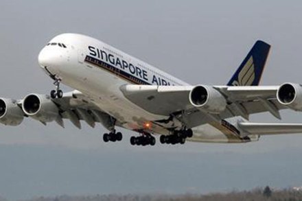 सिंगापूर एअरलाइन्सच्या विमानाचे इंजिन पेटले, २४० प्रवासी सुखरूप