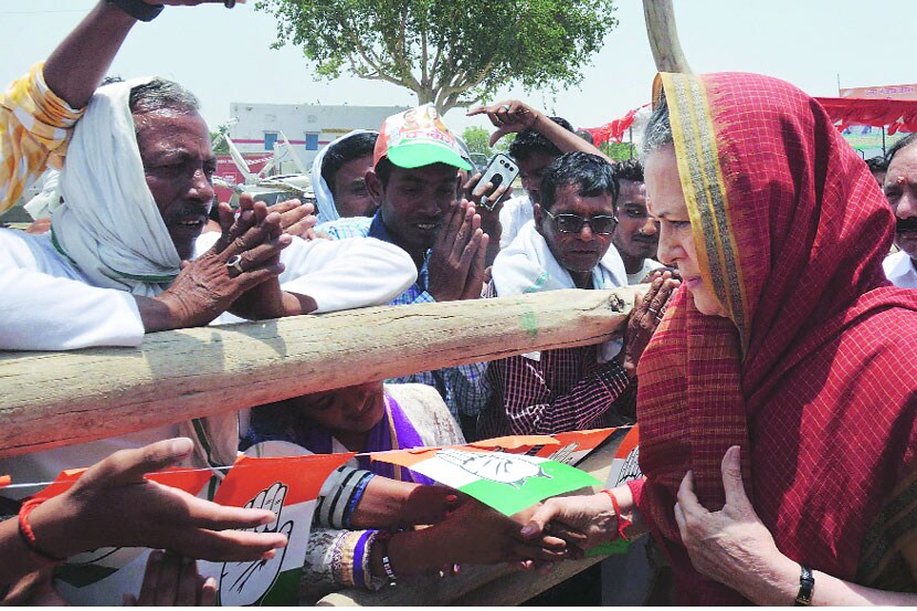 रायबरेली दौऱ्यावर असलेल्या सोनिया गांधी यांनी नागरिकांशी संवाद साधला.