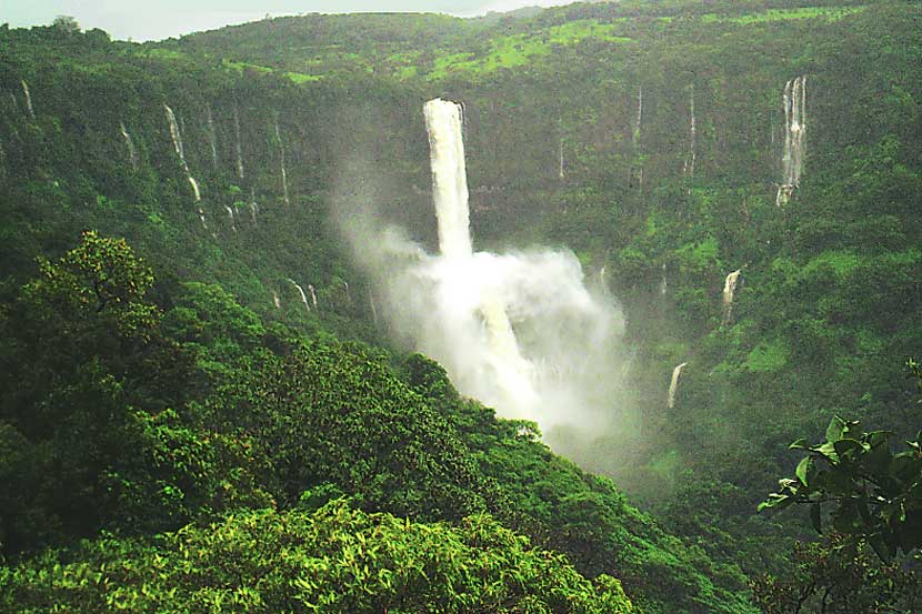 पाऊस विशेष : भांबवली वज्राई धबधबा