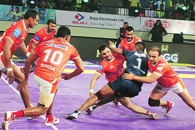 पुणेरी पलटणच्या खेळाडूंनी बंगाल वॉरियर्सच्या चढाईपटूची यशस्वी पकड केली.