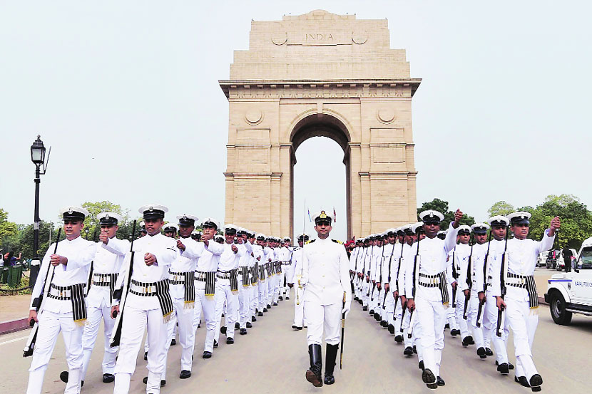 कारगिल दिनानिमित्त नौदलाच्या जवानांनी इंडिया गेट येथे संचलन करून अमर जवान ज्योतीस अभिवादन केले.