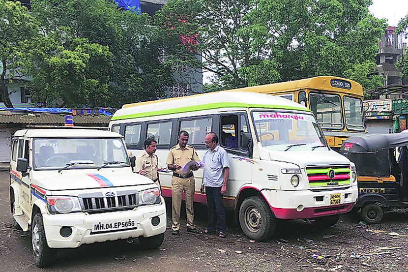 विद्यार्थ्यांची नियमबाह्य़ वाहतूक करणाऱ्या बसचालकांवर कारवाई