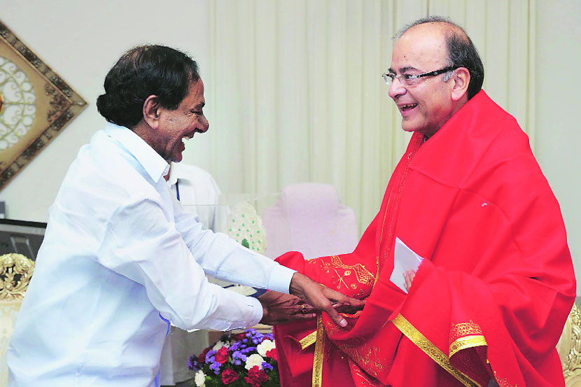 तेलंगणचे मुख्यमंत्री के. चंद्रशेखर राव यांनी रविवारी हैदराबाद येथे केंद्रीय अर्थमंत्री अरुण जेटली यांचे स्वागत केले. 