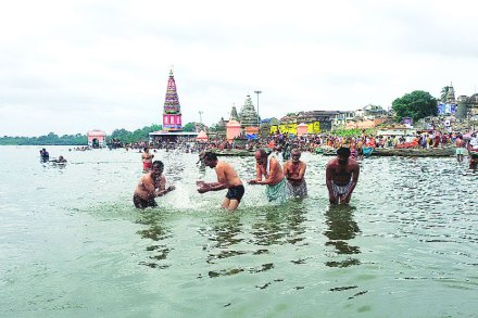 चंद्रभागा नदीपात्रात स्नान करताना भाविक. (छाया- सचिन झाडे,पंढरपूर)