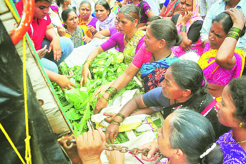 नाशिक बाजार समितीत व्यवहार सुरळीत होत असले तरी शुक्रवारी आवक कमी राहिली.