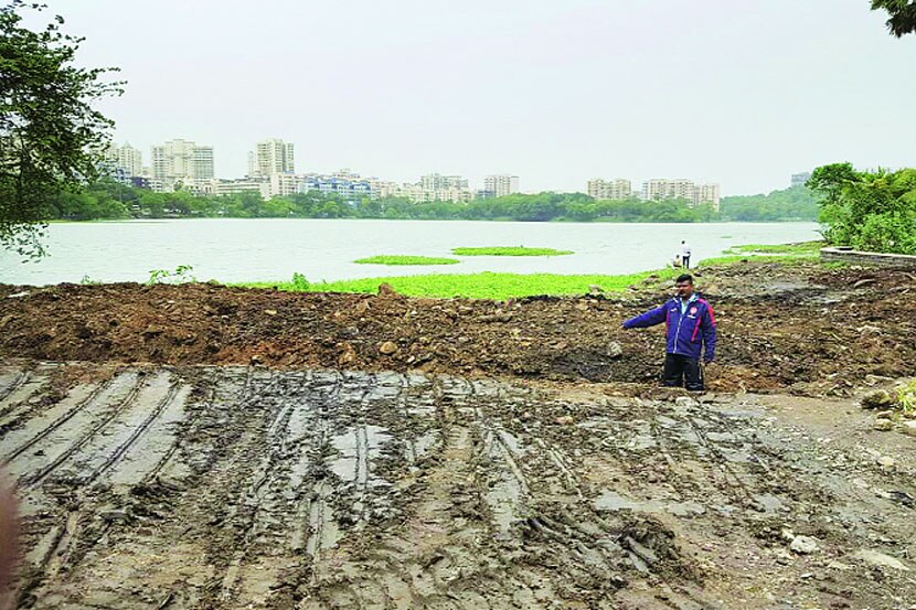 गाळ काढण्याऐवजी चर खणून मगरींना अटकाव