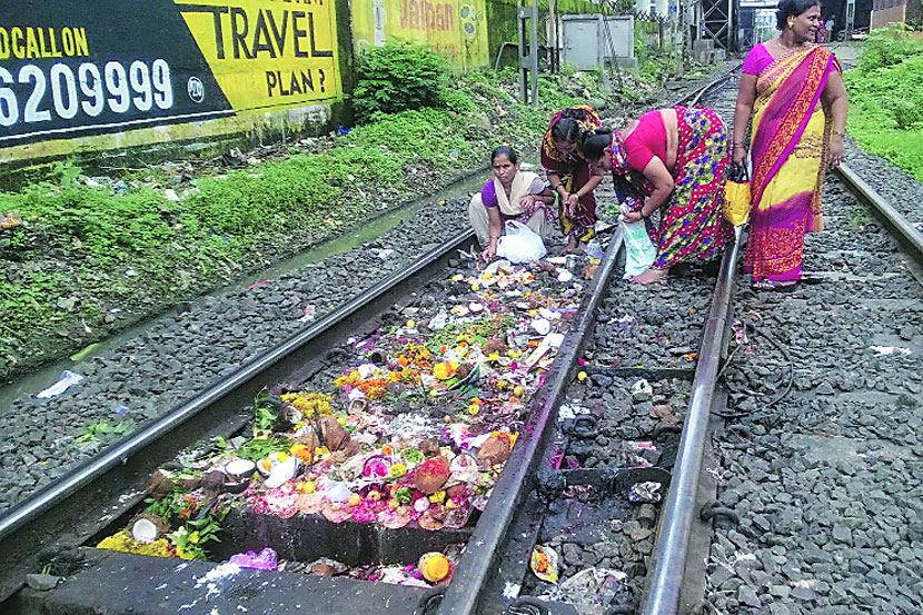 या रहिवाशांच्या मते या ठिकाणी रुळांखाली मरीआईची मूर्ती आहे. रेल्वेमार्ग तयार होण्याआधीपासूनच मरीआईचे मंदिर होते.