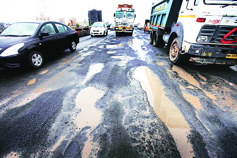 शहरातील रस्त्यांवर आठशेहून अधिक खड्डे