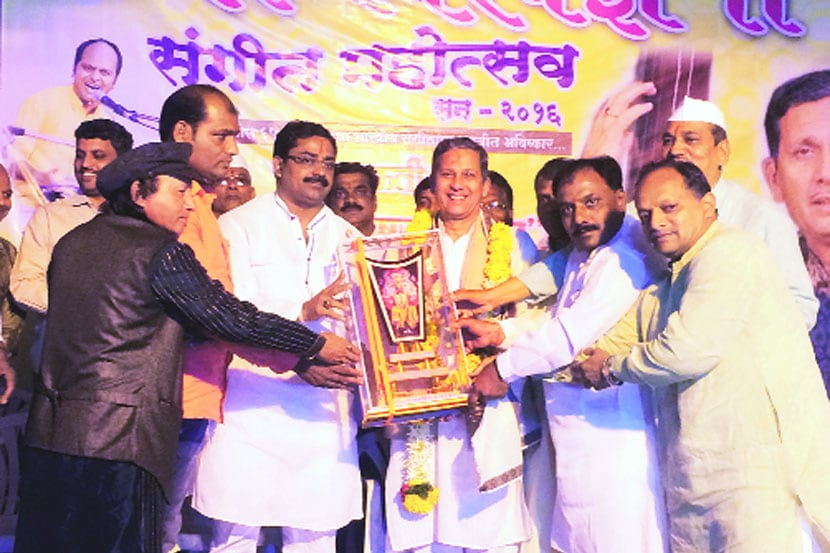 ‘स्वरयज्ञ महोत्सवा’त डॉ. विकास कशाळकर यांना आमदार संग्राम थोपटे यांच्या हस्ते गुरूमाउली पुरस्कार प्रदान करण्यात आला.