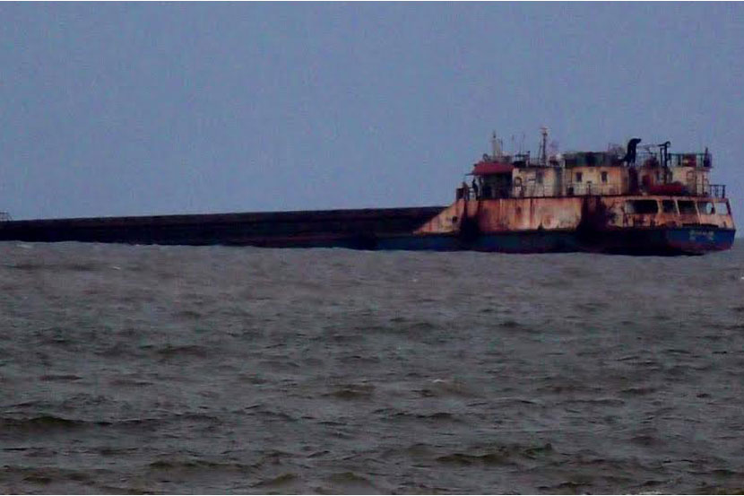कोर्लई किल्ल्याजवळील समुद्रात मालवाहू जहाज अडकले