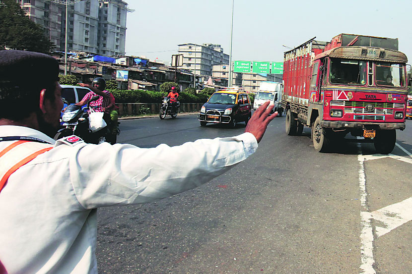 अवजड वाहनांना ठाणे बंद