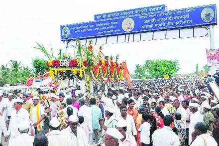 माउलींच्या पालखी सोहळय़ाने शनिवारी सोलापूर जिल्ह्य़ातील धर्मपुरी येथे सोलापूर जिल्ह्य़ात प्रवेश केला. या वेळी पालकमंत्री विजयकुमार देशमुख, माळशिरसचे आमदार हनुमंतराव डोळस, आमदार रामहरी रुपनवर, आमदार प्रशांत परिचारक  टाळांचा गजर करत सोहळय़ात सहभागी झाले.