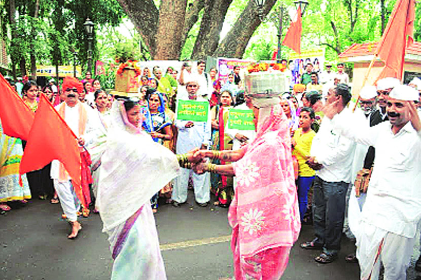 राज्याचा पर्यावरण विभाग आणि महाराष्ट्र प्रदूषण नियंत्रण मंडळ यांच्यातर्फे ‘पर्यावरणाची वारी पंढरीच्या दारी’ या िदडीचा शुभारंभ पालकमंत्री गिरीश बापट यांच्या हस्ते गुरुवारी झाला. त्यापूर्वी दिडीतील वारकरी महिलांनी डोईवर तुळशीवृंदावन घेत फुगडी खेळण्याचा आनंद लुटला.