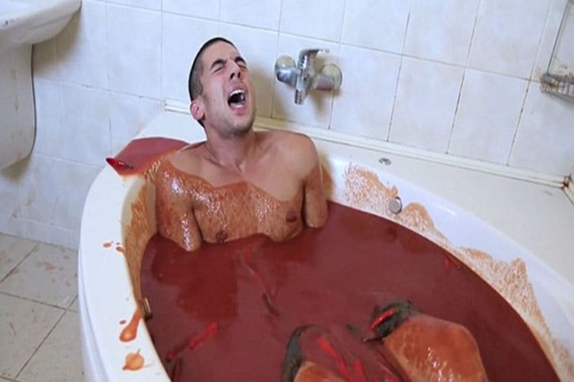 Viral Video : त्याने चिली सॉसमध्ये केली आंघोळ