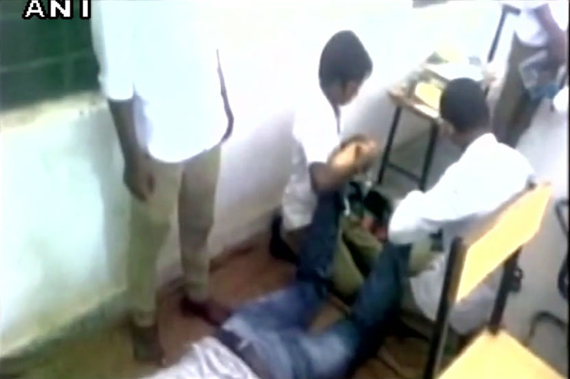 Viral video : शिक्षकाने विद्यार्थ्यांकडून करून घेतला फूट मसाज