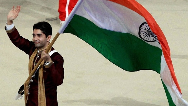 Rio olympic 2016 : रिओ ऑलिम्पिकमध्ये दाखल झालेल्या भारतीय खेळाडूंच्या पथकाचे नेतृत्त्व नेमबाज अभिनव बिंद्रा करणार आहे.