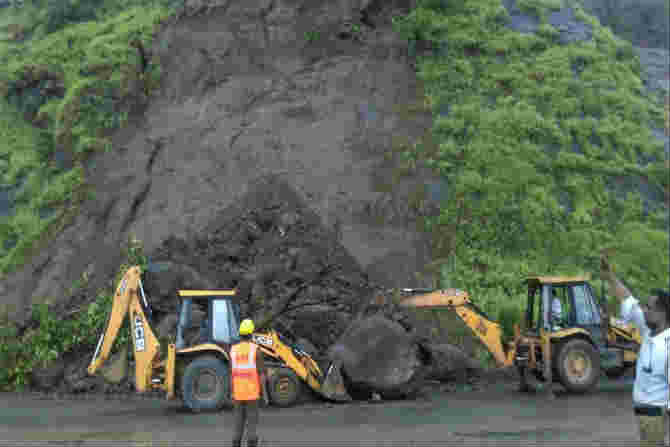 landslide , Thane mumbra bypass road, mishap, road accident, Loksatta, Loksatta news, Marathi, Marathi news