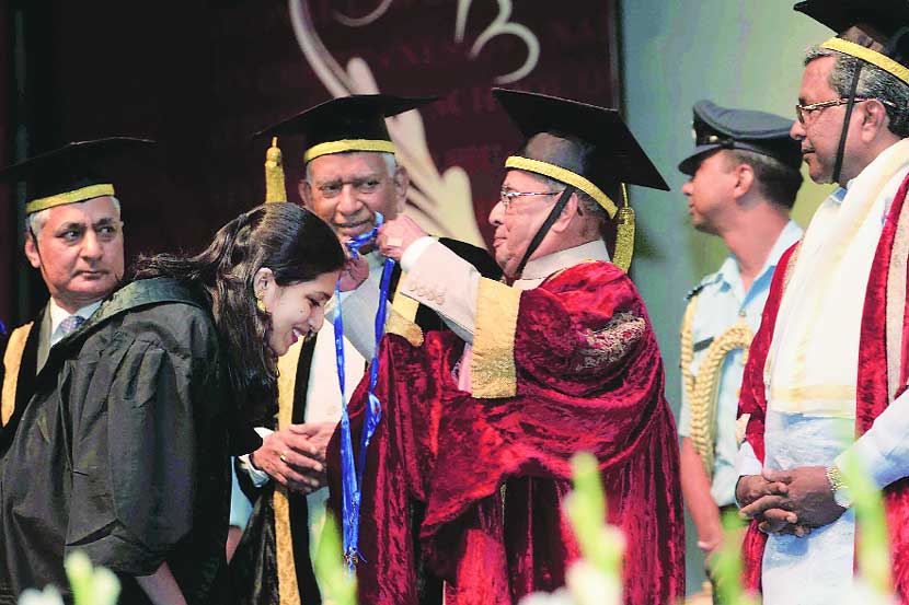  ‘नॅशनल लॉ स्कूल ऑफ इंडिया युनिव्हर्सिटी’च्या २४ व्या पदवीदान समारंभात राष्टपती प्रणब मुखर्जी यांनी २० विद्यार्थ्यांना पदके प्रदान केली.