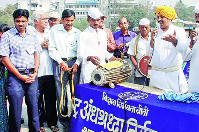 महिलाच व्हाव्यात विवेकवादाच्या वारसदार