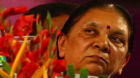 गुजरातच्या पहिल्या महिला मुख्यमंत्र्यांनी राज्यपालांकडे सुपुर्द केला राजीनामा