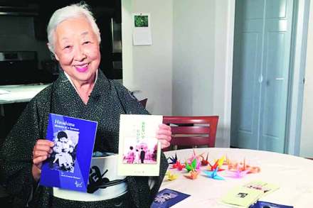 ‘हिरोशिमा : मेमॉयर्स ऑफ अ सव्‍‌र्हायव्हर’ च्या इंग्रजी- जपानी प्रतींसह साची कोमुरा-रुमेल