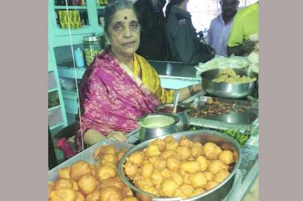 खाऊखुशाल : दोन वडे, एक पाव..