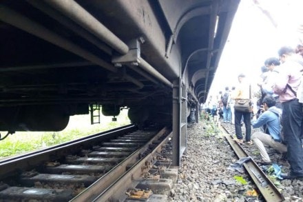 Local train derail , Mumbai, Kalyan railway station, mishap, Mumbai local, Loksatta, Loksatta news, Marathi, Marathi news