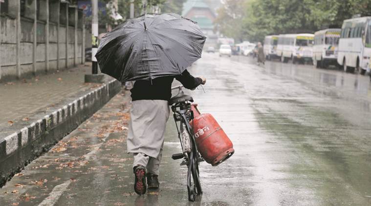 संचारबंदी असल्यामुळे घरगुती सिलेंडर देखील मिळणे अवघड झाले होते ( छाया : AP )