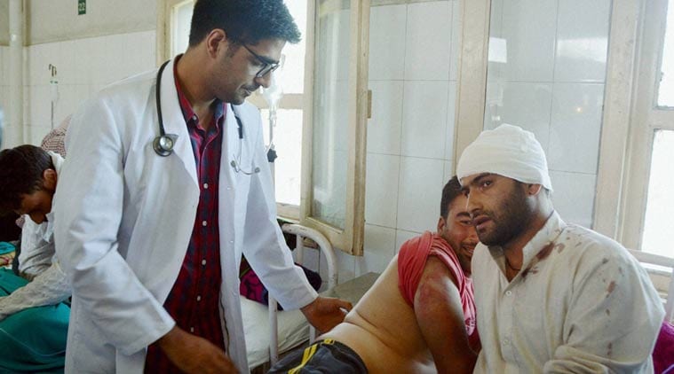 अय्यर काही पत्रकारांसह हॉस्पीटलमध्ये आल्यानंतर उपस्थित नागरिकांनी त्यांना विरोध केला.