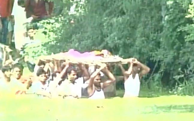 Locals forced to take out last rites procession through a pond , odisha womans body broken at hip slung on bamboo pole as there was no ambulance, MP, goons block route , Loksatta, loksatta news, Marathi, Marathi news