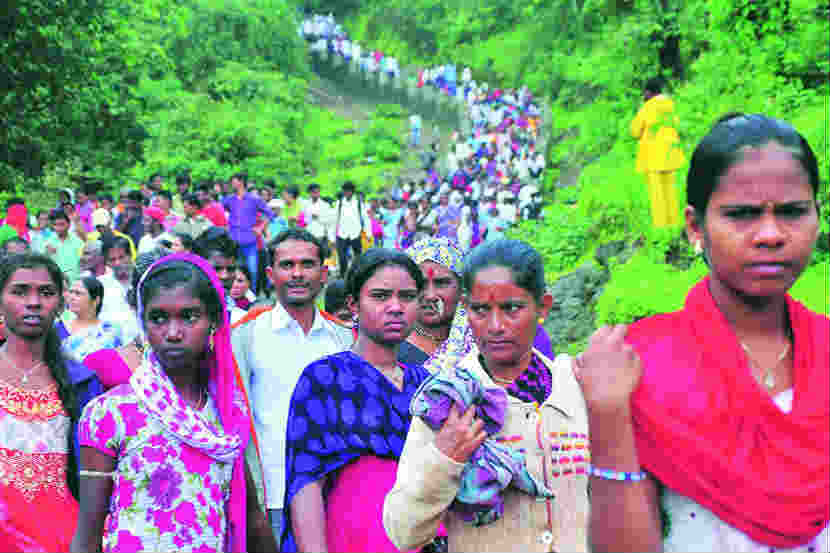 त्र्यंबकेश्वर येथे प्रदक्षिणेसाठी महिलांसह युवकांची मोठी गर्दी होती. (छाया - मयूर बारगजे)