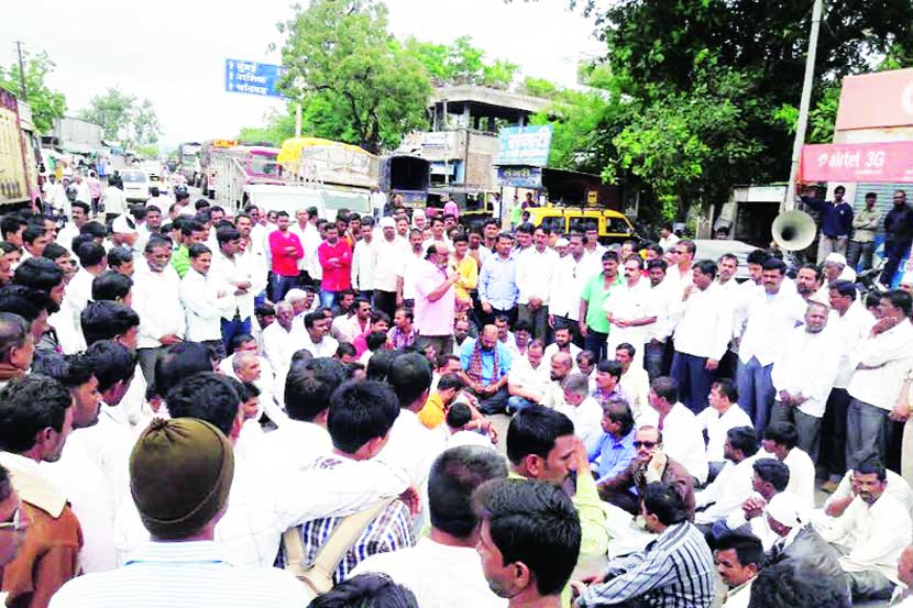 मनमाड-चांदवड रस्त्यावर आंदोलन करणारे शेतकरी. (छाया - अपूर्व गुजराथी)