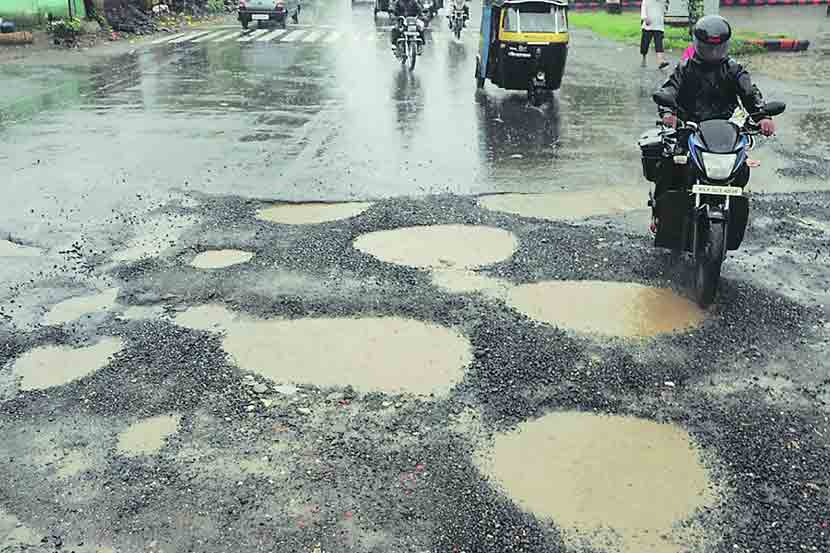 रस्ते अद्यापही खड्डय़ातच!