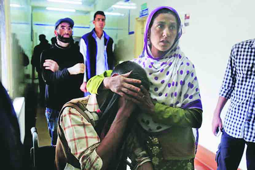 श्रीनगरमध्ये निदर्शनांवेळी जखमी झालेल्या नागरिकांना त्यांच्या नातेवाईकांनी दवाखान्यात दाखल केले.