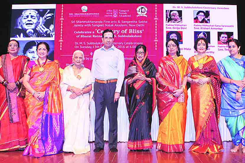  मुंबईतील षण्मुखानंद सभागृहात मंगळवारी किशोरी आमोणकर यांच्यासह गायन, नृत्य क्षेत्रातील सात जणींना ‘डॉ. एम. एस. सुब्बालक्ष्मी जन्मशताब्दी पुरस्कार’ प्रदान करण्यात आला. (छाया : दिलीप कागडा)