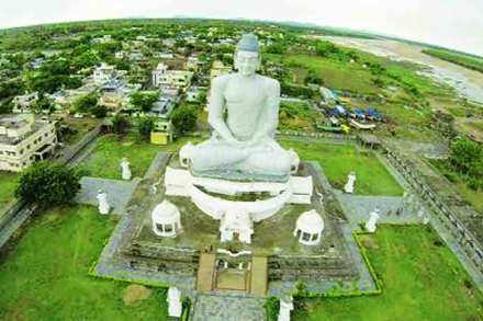 अमरावतीचा हा प्रसिद्ध स्तूप राहील; पण त्यामागचे  (छायाचित्रात उजवीकडचे) कृष्णेचे पूरपात्र धोक्यात आहे.