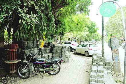 हिंगणे, सिंहगड रस्ता आणि डीपी रस्त्यावर सायकल ट्रॅक विकसित करण्यात आले असले तरी त्या सर्व मार्गावर अशाप्रकारे अतिक्रमणे झाली आहेत. (सर्व छायाचित्रे: तन्मय ठोंबरे).