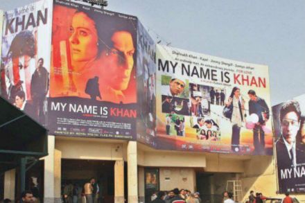 शाहरुख खान, सलमान खान आणि आमिर खानच्या चित्रपटांना तेथे जास्त पसंती मिळते. 