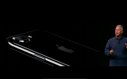 iOS १० वर रन करणाऱ्या आयफोन ७ चा कॅमेरा १२ मेगापिक्सलचा असून कॅमेऱ्यामध्ये हाई-स्पीड सेंसर देण्यात आला आहे. 