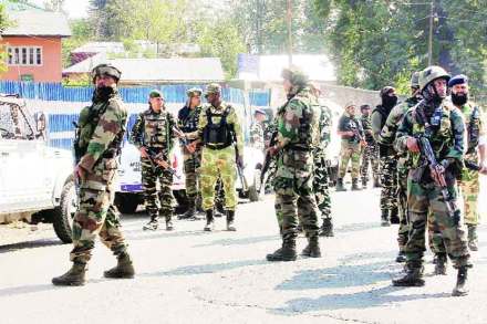 दक्षिण काश्मीरमधील कुलगाव जिल्ह्य़ात सोमवारी दहशतवाद्यांनी केंद्रीय राखीव पोलीस दलावर हल्ला केल्यावर जवानांनी परिसरात शोधमोहीम सुरू केली.