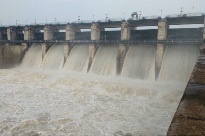 २०१० नंतर पहिल्यांदाच धरणाचे सहा दरवाजे उघडण्यात आले आहे.