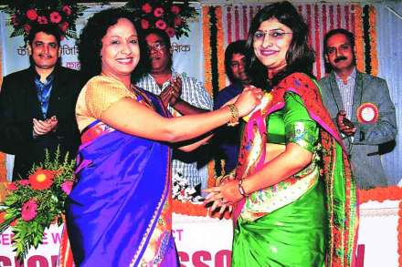 नाशिक येथे फॅमिली फिजिशियन्स असोसिएशनच्या अध्यक्षपदाचा पदभार स्वीकारताना डॉ. प्रणिता गुजराथी. समवेत डॉ. प्रमोद आहेर, कवी व अभिनेते किशोर कदम, नाटय़ लेखक दत्ता पाटील, डॉ. वर्षां चिट्टीवाड, डॉ. सुनील जगताप आदी