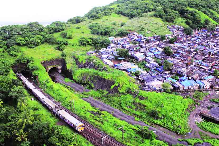 बोकाळलेल्या झोपडय़ा रेल्वेमार्गाच्या मुळावर!