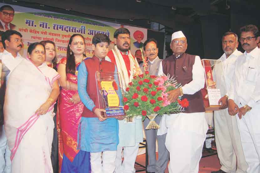 केंद्रीय सामाजिक न्याय राज्यमंत्री रामदास आठवले यांचा विधानसभेचे अध्यक्ष हरिभाऊ बागडे यांचा सांगलीत नागरी सत्कार करण्यात आला. (छाया- इम्रान मुल्ला)